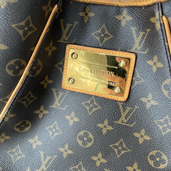 Louis Vuitton Galleria PM Shoulder Bag - Picture 14 of 16